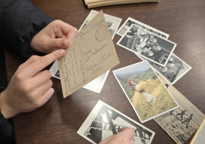Reichlich Geschichte stand im Rahmen des Erinnerungsprojekt auf dem Programm - hier im Stadtarchiv. Foto: DBG Reichlich Geschichte stand im Rahmen des Erinnerungsprojekt auf dem Programm - hier im Stadtarchiv. Foto: DBG