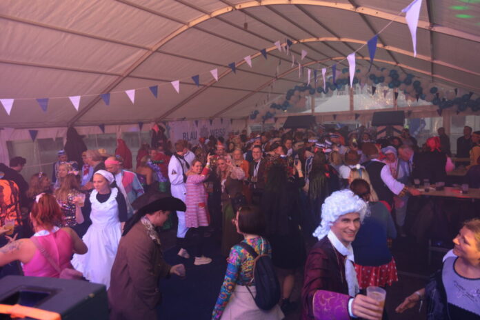 AHR52883 Altweiberparty, Blick in das Blau Weiss Zelt vor dem Rathaus, Bild: Alexander Heinz