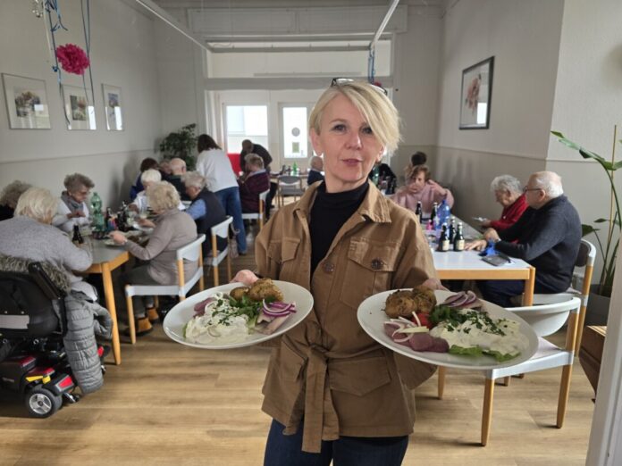 AWO Fisch 3 Irena Steinjan tischt auf, Fischessen in der AWO, Bild: Alexander Heinz
