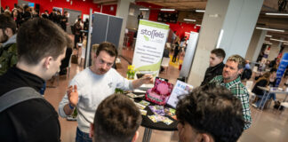 Azubi-Speed-Dating bringt 1900 Jugendliche mit Betrieben zusammen Große Arena, großes Interesse: In der Merkur-Spiel-Arena drehte sich alles rund um Ausbildungsplätze. Foto: Andreas Endermann