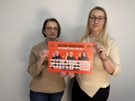 Kreis Mettmann: Plakataktion zum SOS-Handzeichen (Gleichstellungsbeauftragte des Kreises und Geschäftsführerin des Runden Tisches). Foto: Kreis ME