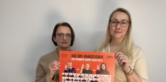 Kreis Mettmann: Plakataktion zum SOS-Handzeichen (Gleichstellungsbeauftragte des Kreises und Geschäftsführerin des Runden Tisches). Foto: Kreis ME