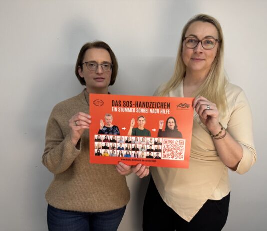 Kreis Mettmann: Plakataktion zum SOS-Handzeichen (Gleichstellungsbeauftragte des Kreises und Geschäftsführerin des Runden Tisches). Foto: Kreis ME