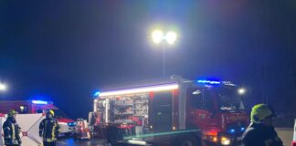 Schlimmer Unfall bei Bergheim: Drei Tote, darunter ein Kind Drei Tote und zwei Verletzte - das ist die Bilanz eines Unfall auf der A61. Foto: Feuerwehr Bergheim