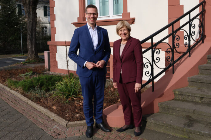 Elisabeth Müller-Witt zu Gast im Rathaus Die Landtagsabgeordnete Elisabeth Müller-Witt zu Gast im Rathaus bei Bürgermeister Christoph Schultz. Foto: Stadt Erkrath