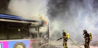 Essen: A52 zeitweise wegen Bus-Brand voll gesperrt Der brennende Bus auf der Autobahn. Foto: Feuerwehr Essen