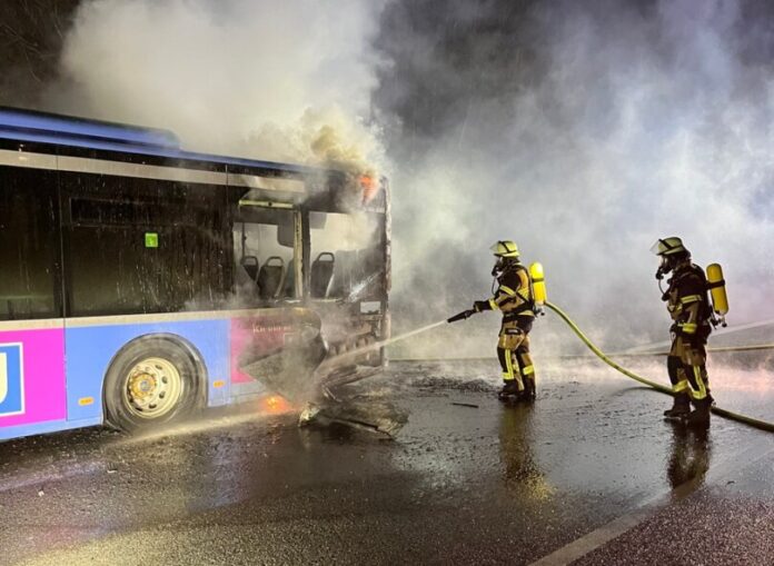 Der brennende Bus auf der Autobahn. Foto: Feuerwehr Essen Der brennende Bus auf der Autobahn. Foto: Feuerwehr Essen