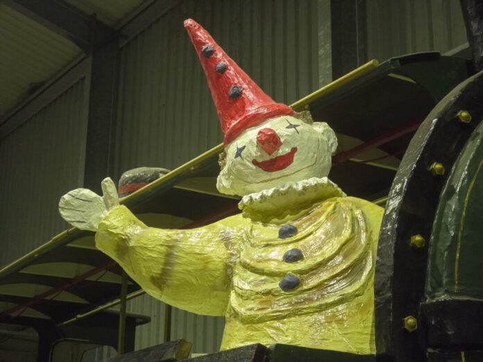 Helau Seit vielen Jahren grüsst dieser Kollege von der Lok des Karnevalsausschusses Ratingen die Gäste der Ratinger Züge, Bild: Alexander Heinz