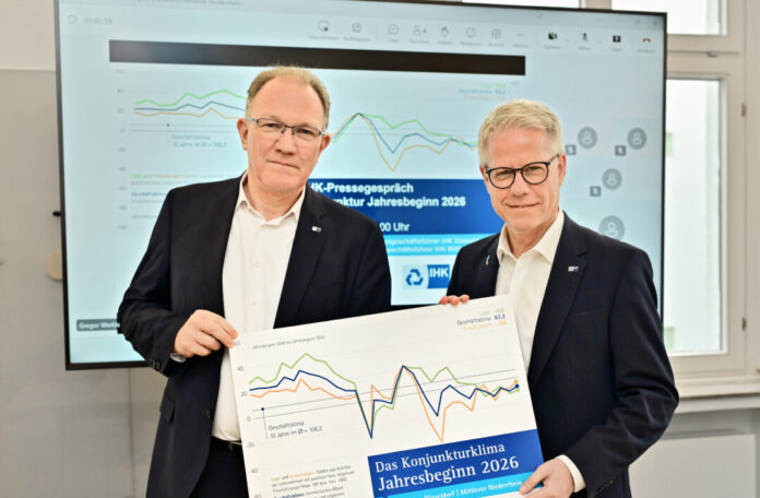 IHK-KR, Konjunkturpressekonferenz _Z8N_3578 IHK-Hauptgeschäftsführer Gregor Berghausen und Jürgen Steinmetz, Hauptgeschäftsführer IHK Mittlerer Niederrhein. Foto: Andreas Bischof