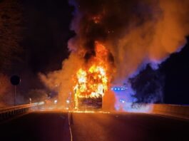Der Bus brannte lichterloh. Foto: Feuerwehr Ratingen