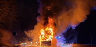 Ratingen: Bus-Brand sorgt für Sperrung vor der Ruhrtalbrücke Der Bus brannte lichterloh. Foto: Feuerwehr Ratingen