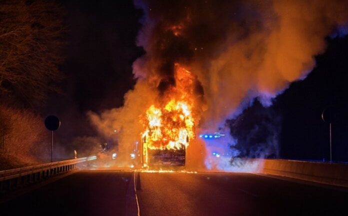 Der Bus brannte lichterloh. Foto: Feuerwehr Ratingen Der Bus brannte lichterloh. Foto: Feuerwehr Ratingen