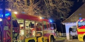 Ratingen: Kaminbrand mit starker Rauchentwicklung Die Einsatzkräfte vor Ort an der Essener Straße. Foto: Feuerwehr Ratingen