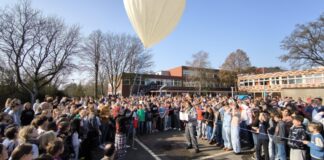 Fehlstart in Heiligenhaus: „Space Quest“ endet im Schulhof-Baum Die ganze Schule hatte sich versammelt, um dem Start beizuwohnen. Foto: Mathias Kehren