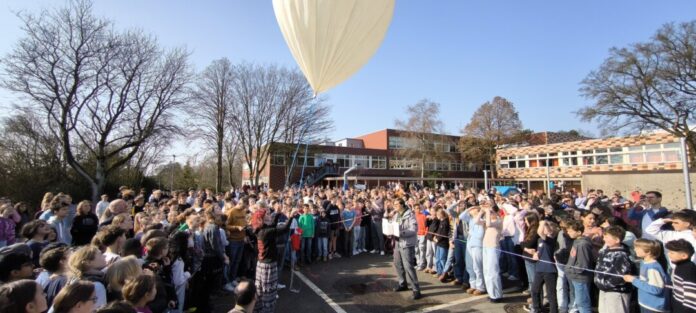 Die ganze Schule hatte sich versammelt, um dem Start beizuwohnen. Foto: Mathias Kehren Die ganze Schule hatte sich versammelt, um dem Start beizuwohnen. Foto: Mathias Kehren