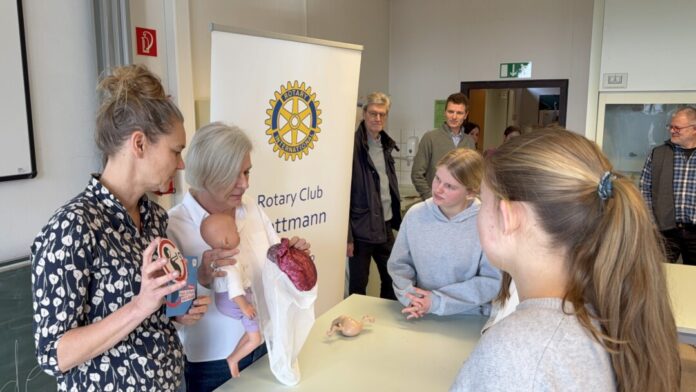 Anschaulich wird jungen Menschen vermittelt, welche Gefahren der Alkoholkonsum während der Schwangerschaft bergen kann. Foto: Rotary Club Mettmann Anschaulich wird jungen Menschen vermittelt, welche Gefahren der Alkoholkonsum während der Schwangerschaft bergen kann. Foto: Rotary Club Mettmann