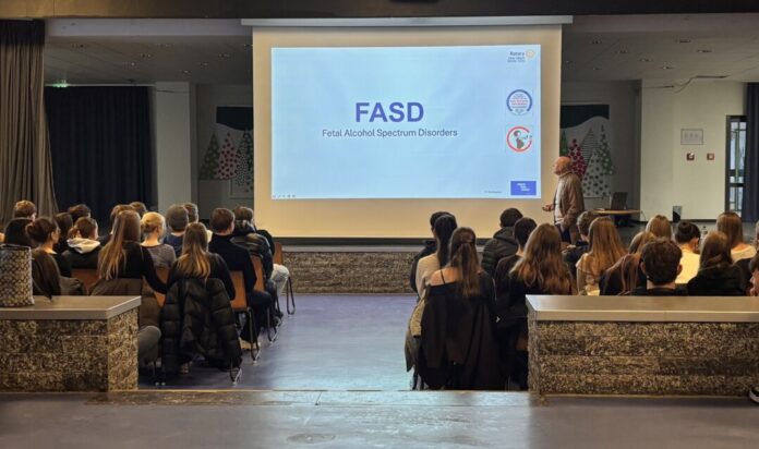 Schülerinnen und Schüler des Gymnasiums erfuhren Wissenswertes über die Gefahren von Alkohol. Foto: privat Schülerinnen und Schüler des Gymnasiums erfuhren Wissenswertes über die Gefahren von Alkohol. Foto: privat