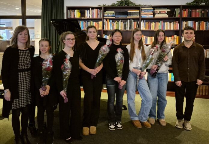 JMS_Rosenhof_2026 Nina Hildebrand (1.v.l.) und Davit Sarukhanyan (1.v.r.), das neue Leitungsteam der Jugendmusikschule Erkrath, begleitete beim traditionellen Neujahrskonzert die jungen Talente (v.l.n.r.): Johanna Kuschel, Sophia Amelingmeyer, Luise Henning, Jessica Li, Laura Sieslack und Laura Bruhn. Foto: Stadt Erkrath