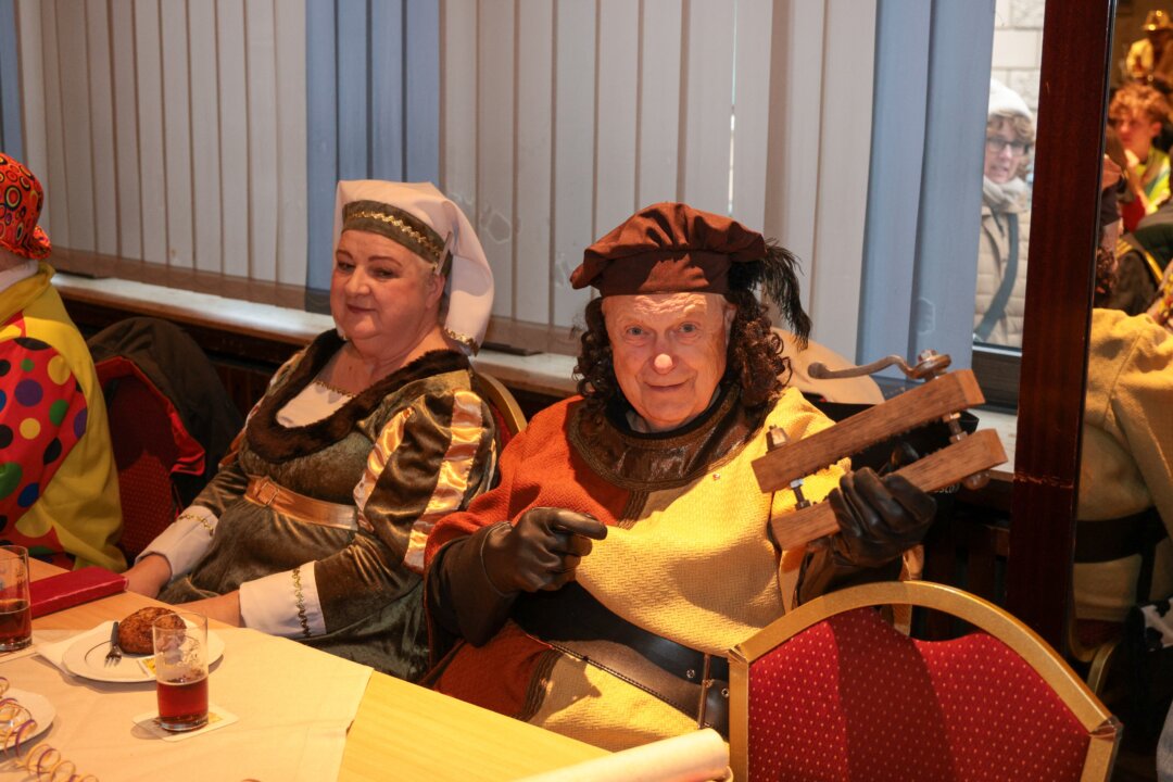 Udo Kuklick nebst Frau und Daumenschrauben, Bild Alexander Heinz