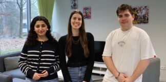 Erkrath hat einen neuen Jugendrat Thouria Zaidan (l.), Joena Kshyvitski (M.) und Waldemar Wagner (r.) wurden in der ersten Sitzung zu den Vorsitzenden des Jugendrates gewählt. Foto: Stadt Erkrath