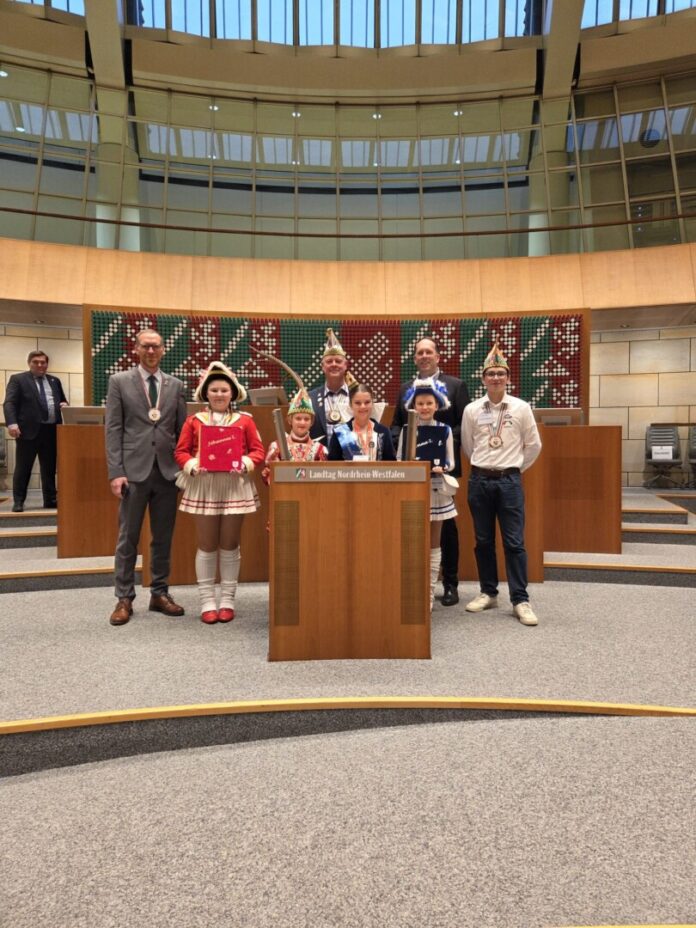 Kinder Landtag Ratinger Kinderprinzenpaar samt Gefolge im Düsseldorfer Landtag, Bild: Carsten Droste