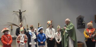 Kinderprinzenpaar und Gefolge bei Pfarrer Ulrich Kern in Heilig Geist, Bild: Carsten Droste