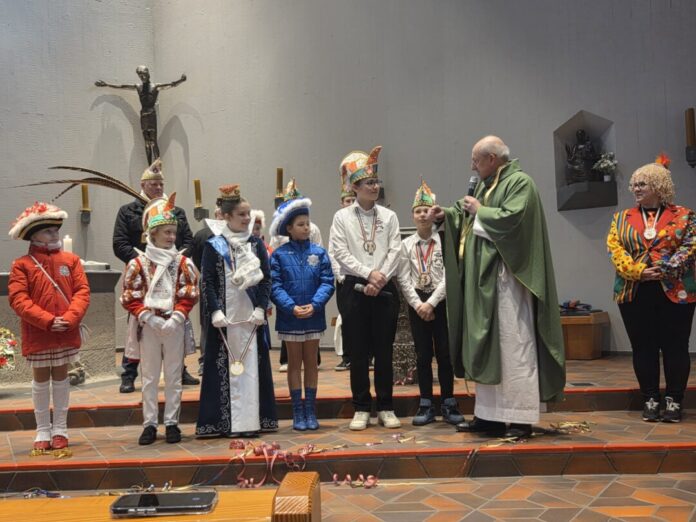 KinderPP Heilig Geist Kinderprinzenpaar und Gefolge bei Pfarrer Ulrich Kern in Heilig Geist, Bild: Carsten Droste