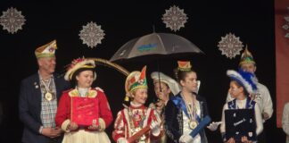 Kinder tragen den Karneval – und die Stadt trägt mit. Schirmherr, Kinderprinzenpaar und Ordonanz auf der Bühne, Bild: Alexander Heinz