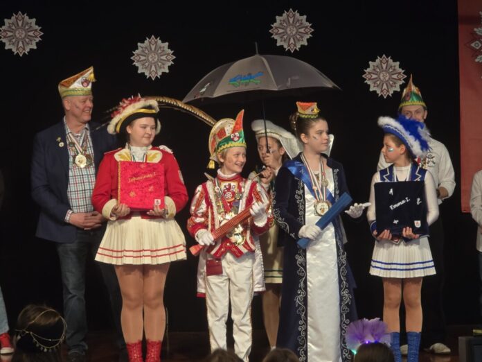 Kinderprinzenpaar Schirmherr, Kinderprinzenpaar und Ordonanz auf der Bühne, Bild: Alexander Heinz