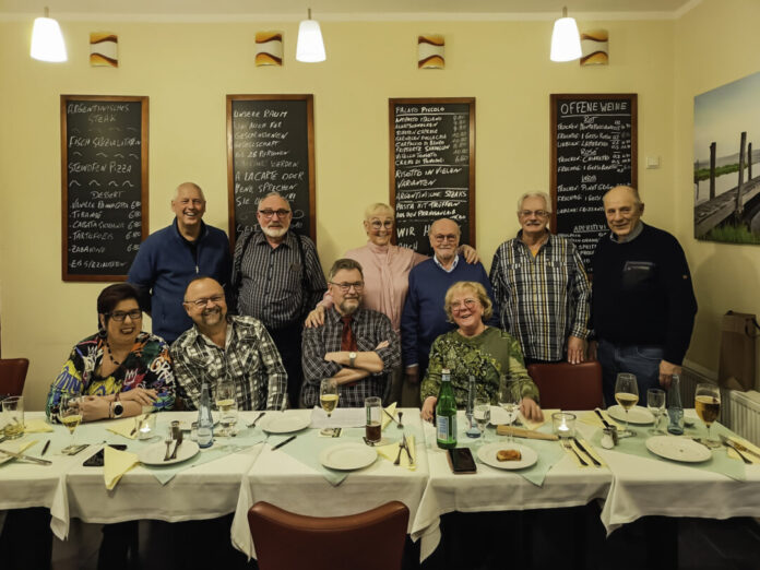 Klassentreffen 10. Klasse Freude beim großen Wiedersehen: Monika Hofmeister, Willi Janski, Leonore Scheumann (alle sitzend), Karsten Lühring, Gregor Forst, Carmen Mattlage, Englischlehrer Bernd Sroka, Arthur Smrecnik und Volker Gamp (stehend v. links nach rechts)). Foto: privat