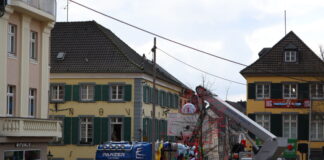 Der Lampion 2024 in der Menge. "Jeck mit Respekt", auch heute noch Aktuell aber nicht mehr das Motto, Bild: Alexander Heinz