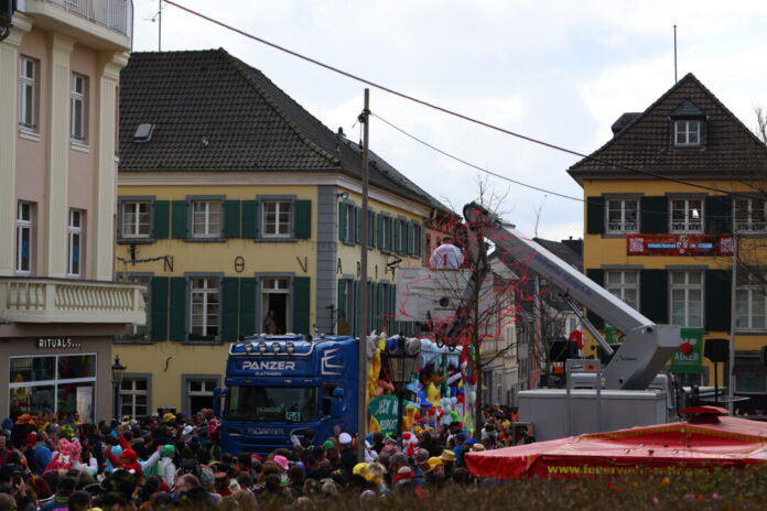 Lampisten 24 Der Lampion 2024 in der Menge. "Jeck mit Respekt", auch heute noch Aktuell aber nicht mehr das Motto, Bild: Alexander Heinz