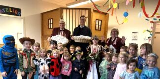 Lhoist spendet 7.000 Tüten Gummibärchen Die bunt kostümierten Kinder der Kita Rohdenhaus nehmen die Kamelle-Spende von Werksleiter Gabor Lang entgegen. Foto: Lhoist