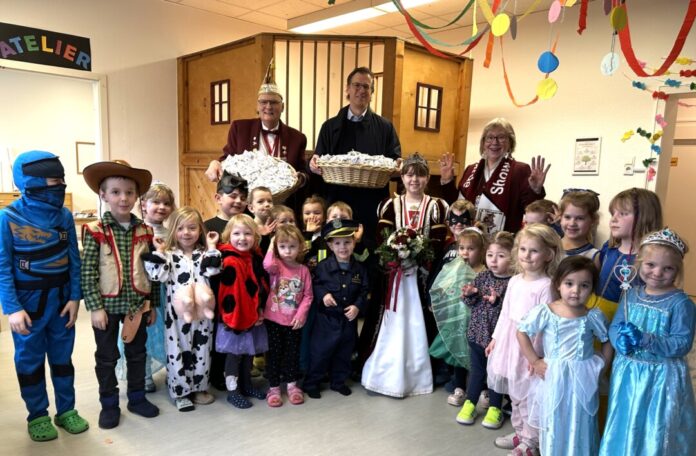 Lhoist-Rheinkalk-Kita Rohdenhaus-Karneval 2026 Die bunt kostümierten Kinder der Kita Rohdenhaus nehmen die Kamelle-Spende von Werksleiter Gabor Lang entgegen. Foto: Lhoist