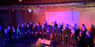 Pop-Chor bringt große Hits auf die Bühne Auftritt in der Kreisstadt: Der Chor "MElodie" auf der Bühne. Foto: Chor