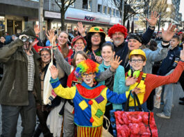 Velberter Rosenmontagszug: Jecke Party mit 30 Fußgruppen und Wagen