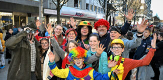 Velberter Rosenmontagszug: Jecke Party mit 30 Fußgruppen und Wagen