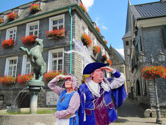 Medemen-per-pedes-vorm-Stadtgeschichtshaus-2-002 Petra und Ingo Grenzstein bieten einen Stadtrundgang der besonderen Art an. Foto: Kreisstadt Mettmann