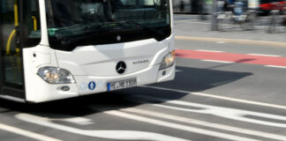 Fahrgast flüchtet aus völlig überfülltem Bus: SPD schlägt Alarm beim S8-Ersatzverkehr