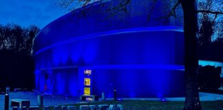 Museum leuchtet zum „International Angelman Day“ Zur Probe leuchtete das Neanderthal Museum bereits vor einigen Tagen blau. Foto: Neanderthal-Museum