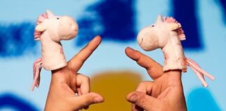 Kinderbuch-Erfolg von Marc-Uwe Kling auf der Bühne der Stadthalle KOM‘MA Theater Duisburg mit dem NEINhorn zu Gast ist. Foto: KOM‘MA Theater