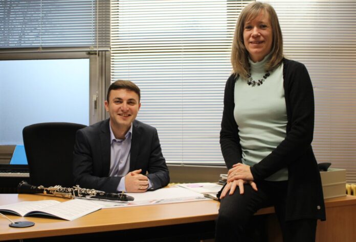 Neue Leitung der Jugendmusikschule Nina Hildebrand und Davit Sarukhanyan haben Anfang Februar die Nachfolge von Musikschulleiter Guido Mallwitz angetreten. Foto: Stadt Erkrath