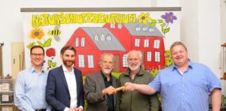 Neuer Vorstand der Stiftung Naturschutzgebiet Bruchhausen nimmt Arbeit auf Die beiden scheidenden Vorstände Alexander Schulze und Prof. Klaus Lunau sowie Michael Funcke-Bartz, Jan Wiertz, Holger Klöss bei der Stabübergabe. Foto: privat