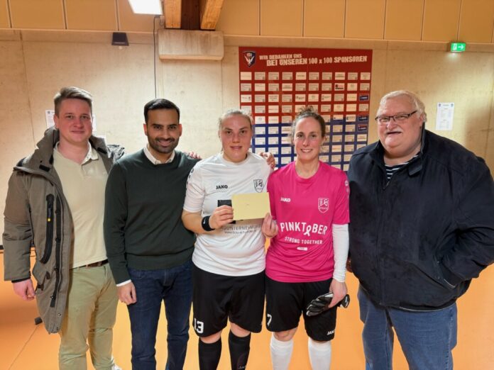 PM_SPD_Velbert_Benefizturnier_1 Kevin Rahn (politischer Fraktionsgeschäftsführer), Shamail Arshad (SPD-Fraktionsvorsitzender), Vertreterinnen des Heimatvereins TS Struck von Tina Jendrolik und Andreas Kurpitz (Fraktionsmitglied) bei der Übergabe im EMKA Sportzentrum Velbert. Foto: SPD Velbert