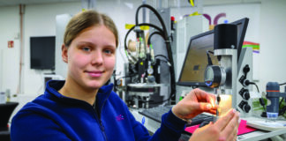 Ausbildungsbörse der Schlüsselregion in Velbert Lisa Schürmann macht ihre Ausbildung zur Mechatronikerin bei der AAC Kabelbearbeitungssysteme GmbH in Heiligenhaus. Foto: Schlüsselregion e.V./Mathias Kehren
