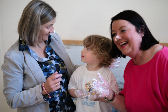 Petra Moske und Elisabeth Schuh haben ein Netzwerk auf die Beine gestellt, das Familien unterstützen soll. Foto: Nestwärme e.V. Petra Moske und Elisabeth Schuh haben ein Netzwerk auf die Beine gestellt, das Familien unterstützen soll. Foto: Nestwärme e.V.