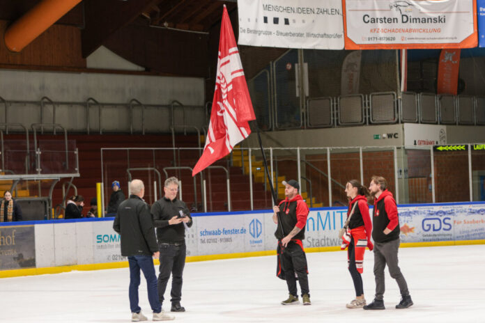 RM26-54523 Manfred Hanke, Daniel Kestner und eine Delegation der Supcoms auf dem Eis in der ersten Drittelpause, Bild: Alexander Heinz