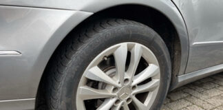 Jugendliche sollen in Monheim Autoreifen zerstochen haben Auch dieser Reifen eines Mercedes wurde zerstochen. Insgesamt fand die Polizei Beschädigungen an acht Autos. Foto: Polizei