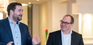 SPD Mettmann feiert das neue Jahr: Politische Impulse und Ehrungen Der Kreisvorsitzende Pat Kress mit dem Ortsvereinsvorsitzenden Matthias Stascheit. Foto: SPD Mettmann