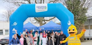 Stadtwerke Ratingen übergeben süße Wurfgeschosse an Gruppen und Vereine Fünf Vereine und Gruppen gewannen insgesamt 30.000 Tütchen mit Gummibärchen als Wurfmaterial. Foto: Stadtwerke Ratingen